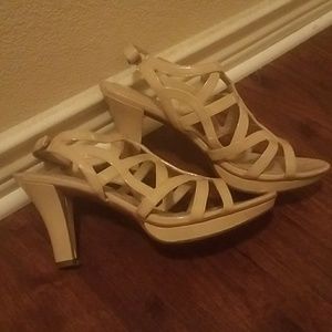 Open-toed strappy sandal heel